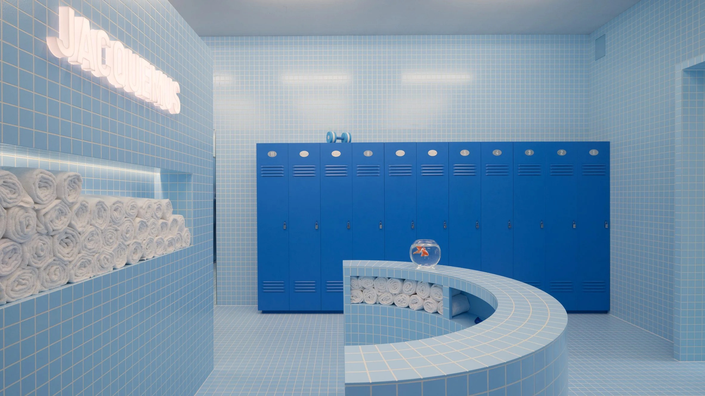 Jacquemus 为 Selfridges 快闪店创造了他自己的浴室的超现实主义诠释