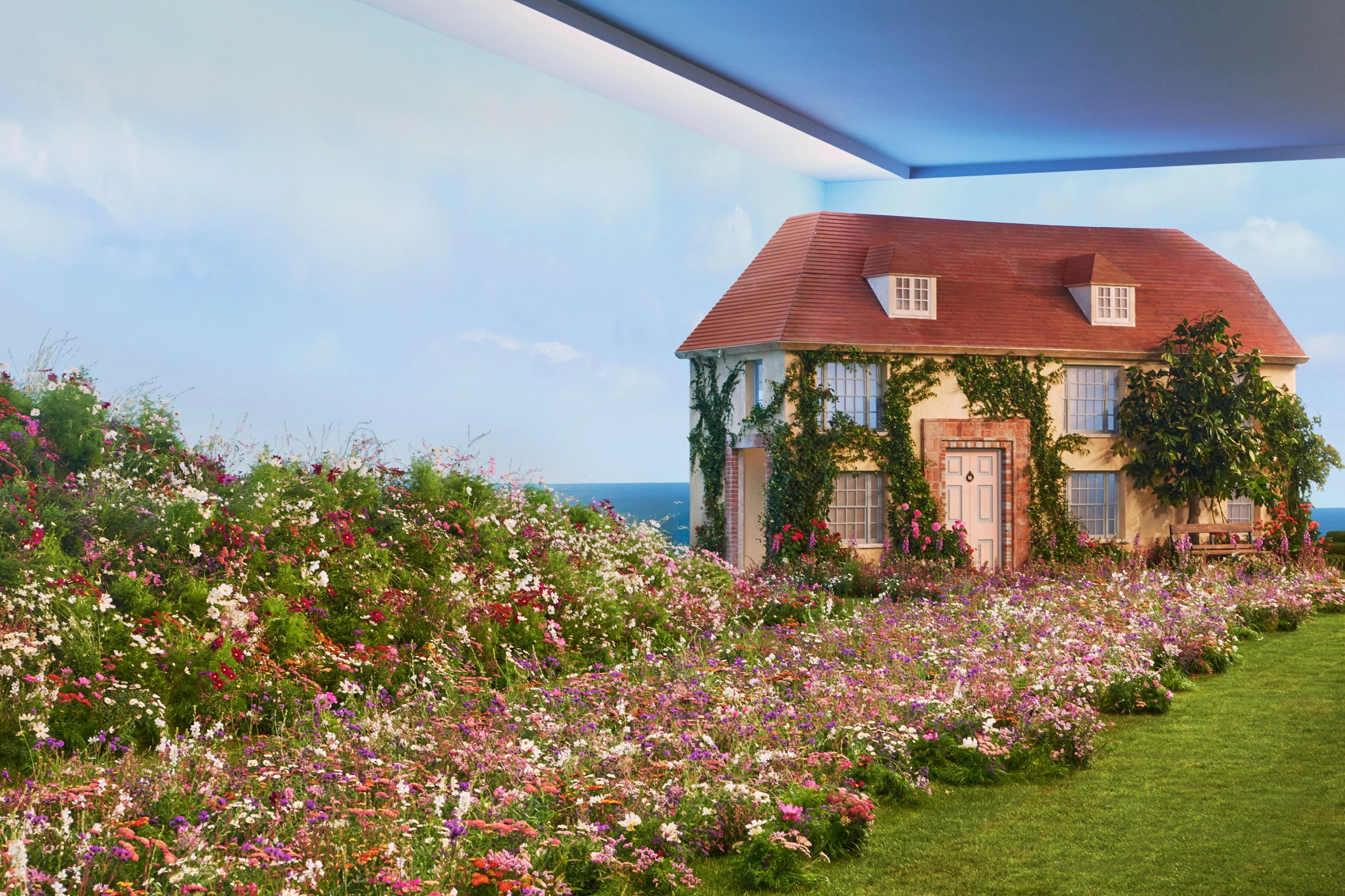 Villa Eugénie 为 Dior 男装秀在花草甸放置两栋仿制别墅