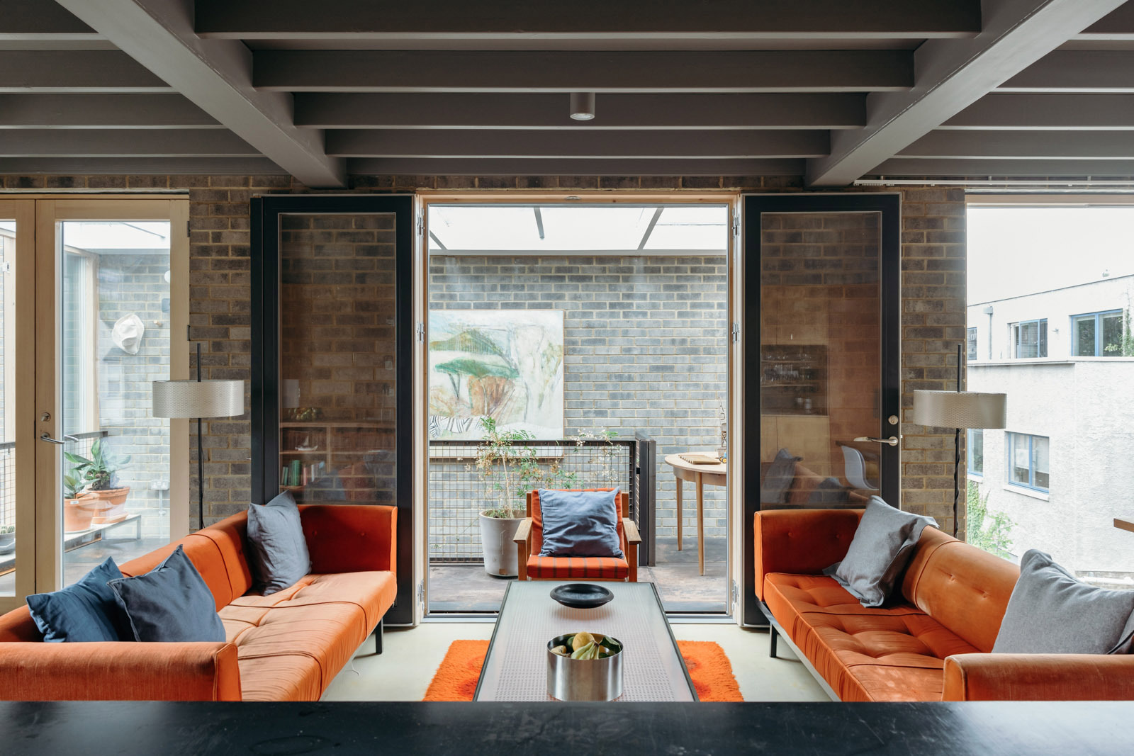 木材或横梁与玻璃部结合的温暖生活空间