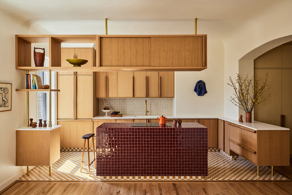 铺有彩色瓷砖和木制结合一体的厨房 